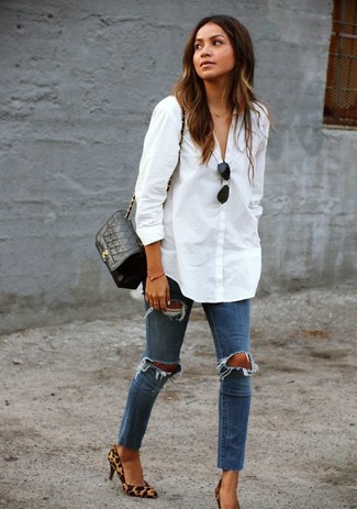 Dunkelblaue enge Jeans mit Destroyed-Effekten kombinieren – 500+ Damen Outfits: Ein weißes Businesshemd und dunkelblaue enge Jeans mit Destroyed-Effekten sind Casual-Basics, die nicht nur Ihren Look unterstreichen, sondern auch zu Ihrem Alltag gut passen. Beige Wildleder Pumps mit Leopardenmuster sind eine großartige Wahl, um dieses Outfit zu vervollständigen.