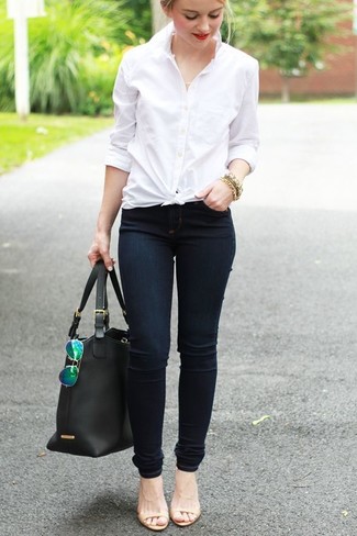 weißes Businesshemd, dunkelblaue enge Jeans, hellbeige Leder Sandaletten, schwarze Shopper Tasche aus Leder für Damen