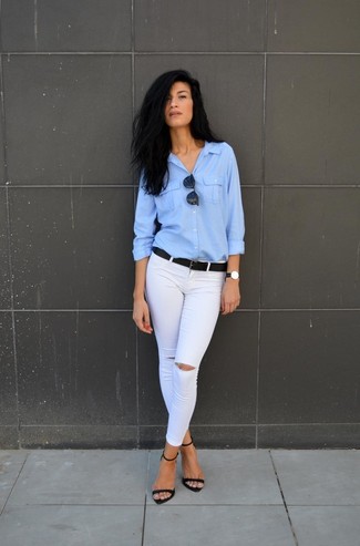 Weiße Jeans kombinieren – 571+ Damen Outfits: Diese Kombi aus einem hellblauen Businesshemd und weißen Jeans ist eine großartige Option für einen legeren Look. Dieses Outfit passt hervorragend zusammen mit schwarzen Wildleder Sandaletten.
