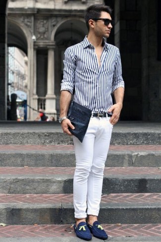 Welche Slipper mit weißer Jeans zu tragen – 341 Herren Outfits: Vereinigen Sie ein weißes und dunkelblaues vertikal gestreiftes Businesshemd mit weißen Jeans für ein bequemes Outfit, das außerdem gut zusammen passt. Heben Sie dieses Ensemble mit Slippern hervor.