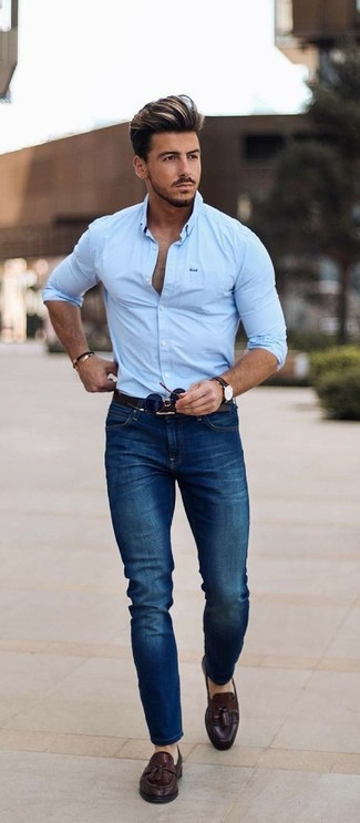 Wie dunkelbraune Leder Slipper mit dunkelblauer Jeans zu kombinieren – 253 Herren Outfits: Vereinigen Sie ein hellblaues Businesshemd mit dunkelblauen Jeans, um einen lockeren, aber dennoch stylischen Look zu erhalten. Dunkelbraune Leder Slipper sind eine einfache Möglichkeit, Ihren Look aufzuwerten.