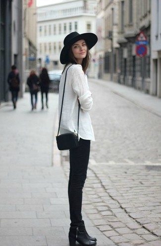 Weißes Businesshemd kombinieren – 500+ Damen Outfits: Probieren Sie die Kombination aus einem weißen Businesshemd und schwarzen engen Jeans, um einen stilsicheren Look zu schaffen. Schwarze Leder Stiefeletten sind eine perfekte Wahl, um dieses Outfit zu vervollständigen.