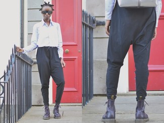 Grauen Rucksack kombinieren – 18 Damen Outfits: Möchten Sie ein stilvolles Casual-Outfit erhalten, ist die Paarung aus einem hellblauen Businesshemd und einem grauen Rucksack Ihre Wahl. Komplettieren Sie Ihr Outfit mit dunkellila flache Stiefel mit einer Schnürung aus Leder.