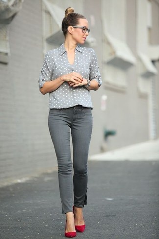 Graue enge Jeans kombinieren – 367 Damen Outfits: Sie können sich sicher sein, dass Sie in einem grauen gepunkteten Businesshemd und grauen engen Jeans modisch aussehen werden. Rote Wildleder Pumps sind eine ideale Wahl, um dieses Outfit zu vervollständigen.