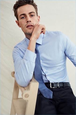 Dunkelblaue und gelbe vertikal gestreifte Krawatte kombinieren – 110 Herren Outfits: Erwägen Sie das Tragen von einem hellblauen Businesshemd und einer dunkelblauen und gelben vertikal gestreiften Krawatte für eine klassischen und verfeinerte Silhouette.