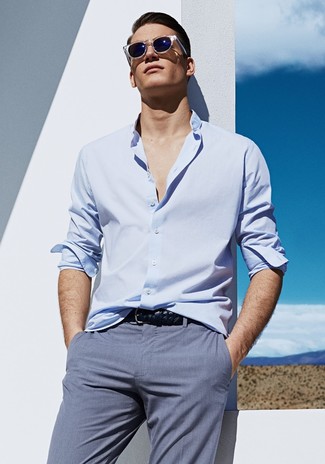 Silberne Sonnenbrille kombinieren – 170 Elegante Herren Outfits: Für ein bequemes Couch-Outfit, vereinigen Sie ein hellblaues Businesshemd mit einer silbernen Sonnenbrille.