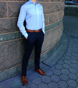 30 Jährige: Leder Oxford Schuhe kombinieren – 474 Smart-Casual Herren Outfits: Kombinieren Sie ein hellblaues Businesshemd mit einer dunkelblauen Chinohose für einen für die Arbeit geeigneten Look. Fühlen Sie sich ideenreich? Ergänzen Sie Ihr Outfit mit Leder Oxford Schuhen.