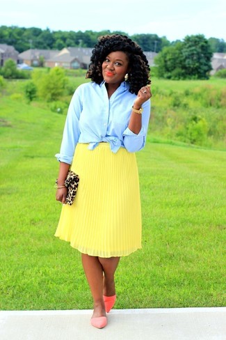 Senf Halbschuhe kombinieren – 41 Damen Outfits: Tragen Sie ein hellblaues Businesshemd zu einem gelben Midirock mit Falten, um einen legeren Look zu kreieren. Machen Sie diese Aufmachung leger mit senf Halbschuhen.