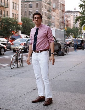 30 Jährige: Wie weißes Businesshemd mit brauner Doppelmonks aus Leder zu kombinieren – 57 Smart-Casual Herren Outfits: Kombinieren Sie ein weißes Businesshemd mit weißen Jeans, um einen modischen Freizeitlook zu kreieren. Fühlen Sie sich mutig? Komplettieren Sie Ihr Outfit mit braunen Doppelmonks aus Leder.