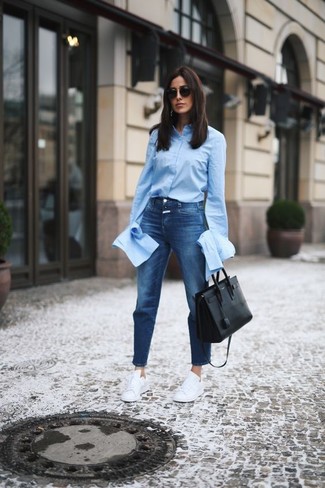 Hellblaues Businesshemd kombinieren – 262 Damen Outfits: Möchten Sie ein stilsicheres, entspanntes Outfit erhalten, ist diese Kombination aus einem hellblauen Businesshemd und blauen Jeans Ihre Wahl. Fühlen Sie sich mutig? Wählen Sie weißen Leinenschuhe.