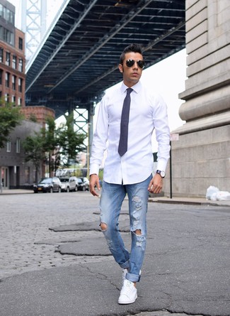 Wie weiße niedrige Sneakers mit blauer Jeans mit Destroyed-Effekten zu kombinieren – 115 Sommer Herren Outfits: Paaren Sie ein weißes Businesshemd mit blauen Jeans mit Destroyed-Effekten, um einen lockeren, aber dennoch stylischen Look zu erhalten. Ergänzen Sie Ihr Look mit weißen niedrigen Sneakers. Was für eine coole Sommer-Outfit Idee!