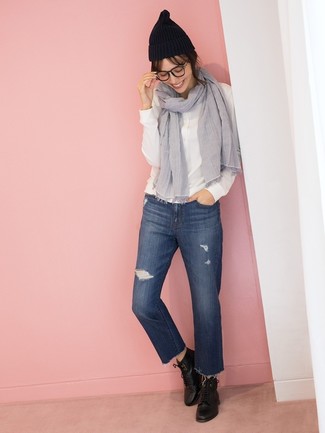 Dunkelblaue Jeans mit Destroyed-Effekten kombinieren – 500+ Damen Outfits: Ein weißes Businesshemd und dunkelblaue Jeans mit Destroyed-Effekten sind Alltags-Basics, die die sich gut kombinieren lassen. Fühlen Sie sich ideenreich? Vervollständigen Sie Ihr Outfit mit schwarzen Schnürstiefeletten aus Leder.