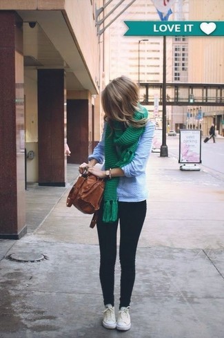 Grünen Strick Schal kombinieren – 3 Damen Outfits: Ein hellblaues Businesshemd und ein grüner Strick Schal sind unentbehrlich in jedem lässigen Kleiderschrank. Weiße niedrige Sneakers sind eine großartige Wahl, um dieses Outfit zu vervollständigen.