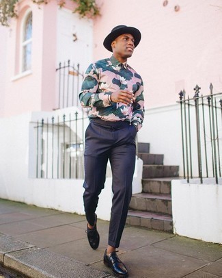 30 Jährige: Hut kombinieren – 500+ Herren Outfits warm Wetter: Entscheiden Sie sich für Komfort in einem mehrfarbigen Businesshemd mit Blumenmuster und einem Hut. Wählen Sie dunkelblauen Leder Derby Schuhe, um Ihr Modebewusstsein zu zeigen.