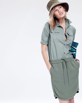 Olivgrünes Businesshemd kombinieren – 46 Damen Outfits: Probieren Sie die Kombi aus einem olivgrünen Businesshemd und einem olivgrünen Minirock, um einen lässigen Look zu erreichen.