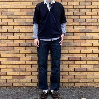 Dunkelblaues Polohemd kombinieren – 601+ Herren Outfits: Vereinigen Sie ein dunkelblaues Polohemd mit dunkelblauen Jeans, um einen lockeren, aber dennoch stylischen Look zu erhalten. Fühlen Sie sich mutig? Entscheiden Sie sich für dunkelroten Leder Slipper mit Fransen.