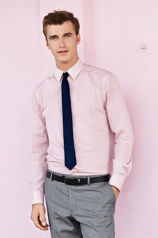 rosa vertikal gestreiftes Businesshemd, graue Anzughose, dunkelblaue Krawatte, schwarzer Ledergürtel für Herren