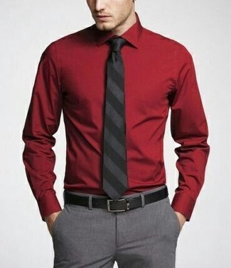 Schwarze vertikal gestreifte Krawatte kombinieren – 43 Herren Outfits: Entscheiden Sie sich für einen klassischen Stil in einem roten Businesshemd und einer schwarzen vertikal gestreiften Krawatte.