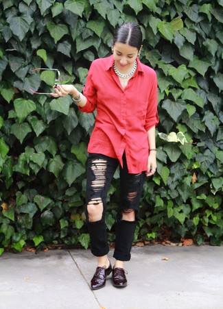Dunkelrote Leder Oxford Schuhe kombinieren – 9 Damen Outfits: Ein rotes Businesshemd und schwarze Boyfriend Jeans mit Destroyed-Effekten sind absolut Casual-Essentials und können mit einer Vielzahl von Stücken kombiniert werden, um ein interessantes Freizeit-Outfit zu erzielen. Ergänzen Sie Ihr Outfit mit dunkelroten Leder Oxford Schuhen, um Ihr Modebewusstsein zu zeigen.