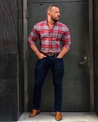 Beige Doppelmonks aus Leder kombinieren – 37 Herren Outfits: Tragen Sie ein rotes Businesshemd mit Schottenmuster und dunkelblauen enge Jeans, um einen lockeren, aber dennoch stylischen Look zu erhalten. Fühlen Sie sich mutig? Ergänzen Sie Ihr Outfit mit beige Doppelmonks aus Leder.
