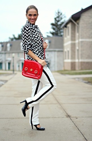 Rote Leder Umhängetasche kombinieren – 300 Damen Outfits: Ein schwarzes und weißes Businesshemd mit Chevron-Muster und eine rote Leder Umhängetasche sind sehr gut geeignet, um ein entspanntes Outfit zu zaubern. Schwarze Leder Pumps sind eine großartige Wahl, um dieses Outfit zu vervollständigen.