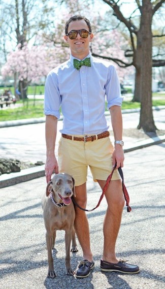 30 Jährige: Bootsschuhe kombinieren – 181 Smart-Casual Herren Outfits: Kombinieren Sie ein hellblaues Businesshemd mit gelben Shorts, wenn Sie einen gepflegten und stylischen Look wollen. Wenn Sie nicht durch und durch formal auftreten möchten, entscheiden Sie sich für Bootsschuhe.