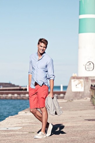 Dunkelgraue Leinenschuhe kombinieren – 28 Herren Outfits: Erwägen Sie das Tragen von einem hellblauen Businesshemd und roten Shorts für einen für die Arbeit geeigneten Look. Suchen Sie nach leichtem Schuhwerk? Wählen Sie dunkelgrauen Leinenschuhe für den Tag.