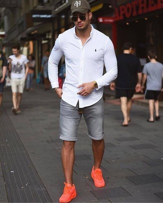 Dunkelgraue Jeansshorts kombinieren – 28 Herren Outfits: Perfektionieren Sie den modischen Freizeitlook mit einem weißen Businesshemd und dunkelgrauen Jeansshorts. Machen Sie diese Aufmachung leger mit orange niedrigen Sneakers.