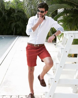 Welche Shorts mit rotbrauner Slipper zu tragen – 125 Herren Outfits: Paaren Sie ein weißes Businesshemd mit Shorts, wenn Sie einen gepflegten und stylischen Look wollen. Machen Sie Ihr Outfit mit rotbraunen Slippern eleganter.