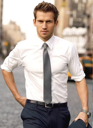 30 Jährige: Graue Krawatte kombinieren – 273 Elegante Sommer Herren Outfits: Vereinigen Sie ein weißes Businesshemd mit einer grauen Krawatte für einen stilvollen, eleganten Look. Dass dieser Sommer-Style sofort gute Laune bereitet, ist offensichtlich.