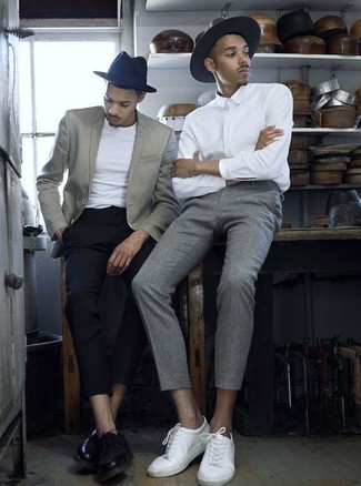 Grauen Hut kombinieren – 295 Herren Outfits: Kombinieren Sie ein weißes Businesshemd mit einem grauen Hut für einen entspannten Wochenend-Look. Setzen Sie bei den Schuhen auf die klassische Variante mit weißen Leder niedrigen Sneakers.