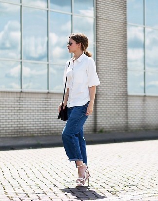 30 Jährige: Dunkelblaue Boyfriend Jeans kombinieren – 347 Damen Outfits: Probieren Sie die Kombi aus einem weißen Businesshemd und dunkelblauen Boyfriend Jeans, um ein super entspanntes, aber dennoch modisches Outfit zu erzeugen. Weiße Leder Sandaletten sind eine kluge Wahl, um dieses Outfit zu vervollständigen.