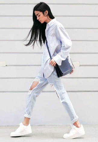 Wie Businesshemd mit Jeans zu kombinieren – 64 Casual Frühling Damen Outfits: Kombinieren Sie ein Businesshemd mit Jeans, um einen entspannten, aber dennoch glamurösen Look zu kreieren. Fühlen Sie sich mutig? Entscheiden Sie sich für weißen niedrige Sneakers. Dieses Outfit  ist für den Frühling einfach genial.
