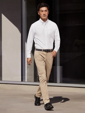 Welche Derby Schuhe mit hellbeige Chinohose zu tragen – 357 Herren Outfits: Kombinieren Sie ein weißes Businesshemd mit einer hellbeige Chinohose, wenn Sie einen gepflegten und stylischen Look wollen. Derby Schuhe bringen Eleganz zu einem ansonsten schlichten Look.