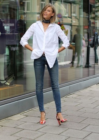 30 Jährige: Blaue enge Jeans kombinieren – 115 Elegante Damen Outfits: Probieren Sie diese Kombination aus einem weißen Businesshemd und blauen engen Jeans, um einen lässigen, aber dennoch schicken Look zu erzielen. Weiße und rote Leder Pumps sind eine ideale Wahl, um dieses Outfit zu vervollständigen.