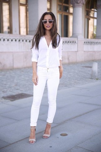 Weiße Jeans kombinieren – 571+ Damen Outfits: Erwägen Sie das Tragen von einem weißen Businesshemd und weißen Jeans für einen wunderbaren Wochenend-Look. Dieses Outfit passt hervorragend zusammen mit grauen Leder Sandaletten.