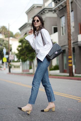 Senf Wildleder Pumps kombinieren – 31 Damen Outfits: Probieren Sie die Kombination aus einem weißen Businesshemd und blauen Jeans, um einen modischen Look zu erreichen. Komplettieren Sie Ihr Outfit mit senf Wildleder Pumps.