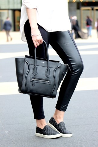 weißes Businesshemd, schwarze Lederleggings, schwarze gesteppte Slip-On Sneakers aus Leder, schwarze Shopper Tasche aus Leder für Damen
