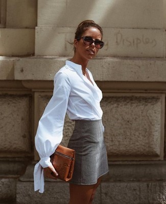 weißes Businesshemd, grauer Minirock, braune Leder Clutch, dunkelbraune Sonnenbrille für Damen