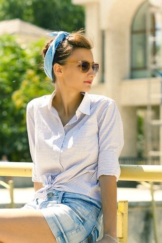 weißes Businesshemd mit Karomuster, hellblaue Jeansshorts, dunkelbraune Sonnenbrille, hellblaues Baumwolle Haarband für Damen