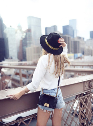 30 Jährige: Schwarzen Hut kombinieren – 9 Elegante Sommer Damen Outfits: Möchten Sie einen stilsicheren Alltags-Look kreieren, ist diese Kombination aus einem weißen Businesshemd und einem schwarzen Hut ganz perfekt. Ein super Sommer-Look.