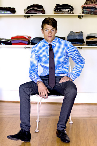 Lila Krawatte kombinieren – 412 Herren Outfits: Kombinieren Sie ein weißes und blaues Businesshemd mit Vichy-Muster mit einer lila Krawatte, um vor Klasse und Perfektion zu strotzen. Schwarze Leder Derby Schuhe leihen Originalität zu einem klassischen Look.