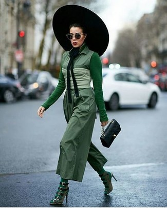 Schwarze gesteppte Leder Umhängetasche kombinieren – 394 Damen Outfits: Erwägen Sie das Tragen von einem grünen Langarmshirt und einer schwarzen gesteppten Leder Umhängetasche, um einen hübschen super lässigen Look zu erzeugen. Dieses Outfit passt hervorragend zusammen mit olivgrünen Wildleder Sandaletten.