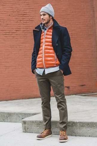 Orange Jacke kombinieren – 3 Smart-Casual Winter Herren Outfits: Entscheiden Sie sich für eine orange Jacke und eine olivgrüne Chinohose für ein bequemes Outfit, das außerdem gut zusammen passt. Suchen Sie nach leichtem Schuhwerk? Entscheiden Sie sich für braunen Lederarbeitsstiefel für den Tag. Das Outfit ist mega und passt toll zum Winter.