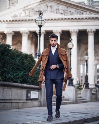 Braune Cabanjacke kombinieren – 2 Elegante Herren Outfits: Kombinieren Sie eine braune Cabanjacke mit einem dunkelblauen Anzug für einen stilvollen, eleganten Look. Schwarze Leder Slipper verleihen einem klassischen Look eine neue Dimension.