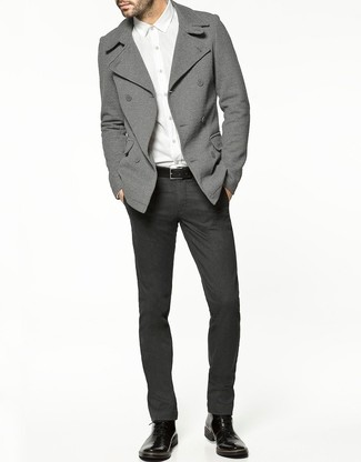 Wie graue Anzughose mit schwarzer Leder Derby Schuhe zu kombinieren – 91 Herren Outfits: Kombinieren Sie eine graue Cabanjacke mit einer grauen Anzughose für einen stilvollen, eleganten Look. Wählen Sie die legere Option mit schwarzen Leder Derby Schuhen.