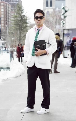 Grüne gepunktete Krawatte kombinieren – 9 Herren Outfits: Kombinieren Sie eine weiße Cabanjacke mit einer grünen gepunkteten Krawatte für eine klassischen und verfeinerte Silhouette. Wenn Sie nicht durch und durch formal auftreten möchten, vervollständigen Sie Ihr Outfit mit weißen Segeltuch niedrigen Sneakers.