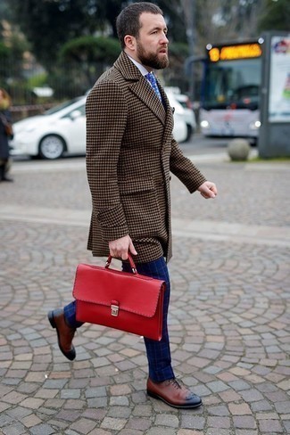Rotbraune Leder Oxford Schuhe kombinieren – 149 Frühling Herren Outfits: Kombinieren Sie eine braune Cabanjacke mit einer dunkelblauen Chinohose mit Schottenmuster, um einen modischen Freizeitlook zu kreieren. Putzen Sie Ihr Outfit mit rotbraunen Leder Oxford Schuhen. Schon mal so einen stylischen Frühlings-Look gesehen?