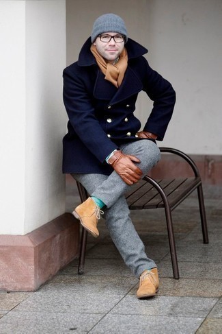 Braune Lederhandschuhe kombinieren – 411 Herren Outfits: Kombinieren Sie eine dunkelblaue Cabanjacke mit braunen Lederhandschuhen für einen entspannten Wochenend-Look. Machen Sie Ihr Outfit mit beige Chukka-Stiefeln aus Wildleder eleganter.