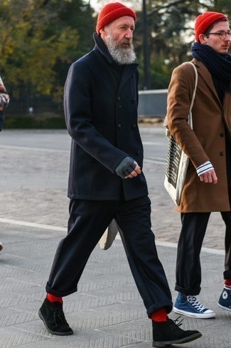 Dunkelgraue Wollhandschuhe kombinieren – 57 Herren Outfits: Eine dunkelblaue Cabanjacke und dunkelgraue Wollhandschuhe sind eine kluge Outfit-Formel für Ihre Sammlung. Fühlen Sie sich ideenreich? Entscheiden Sie sich für schwarzen Chukka-Stiefel aus Wildleder.